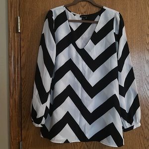 Size L Metaphor black/white tunic style long sleeve V-neck blouse